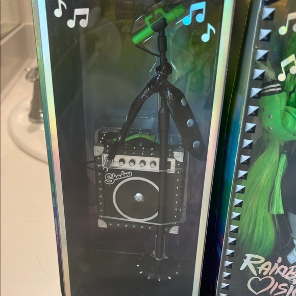 Shadow Doll with Green Hair - Picture 3 of 5